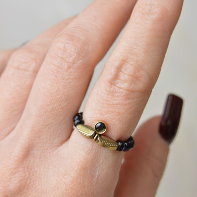 Pierścionek Elastyczny Black Charm – Handmade