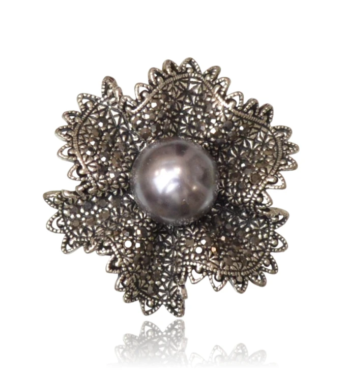 Elegancka broszka kwiat z grafitową perłą i cyrkoniami
