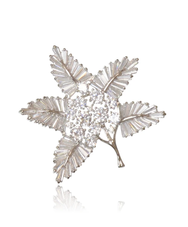Broszka liść klonu z lśniącymi cyrkoniami kubicznymi