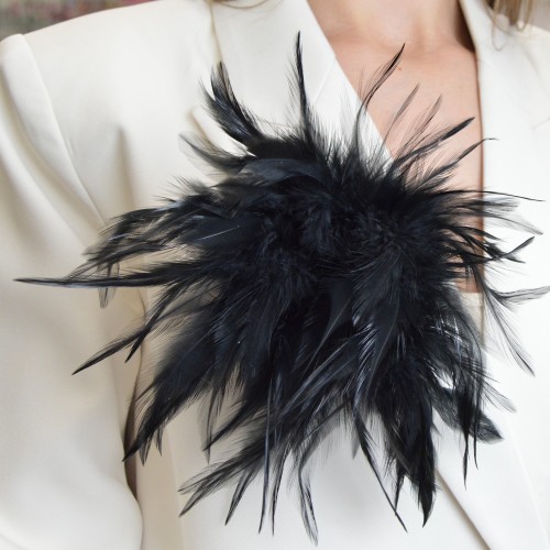 Wysoka broszko-spinka 3D z czarnych piór