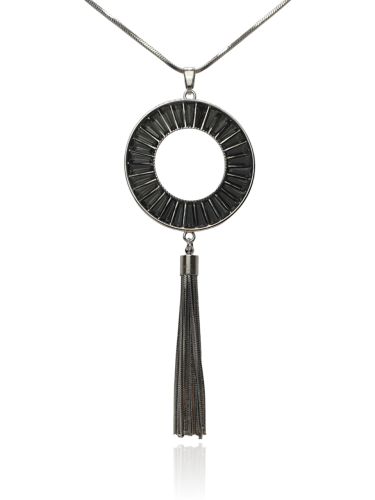 Wisior z okrągłą przywieszką z wiszącymi łańcuszkami