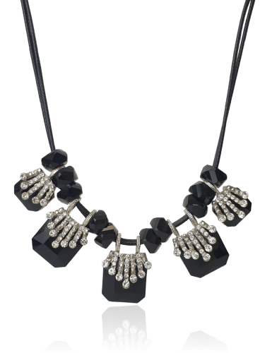 Naszyjnik na rzemieniu z czarnymi kryształami