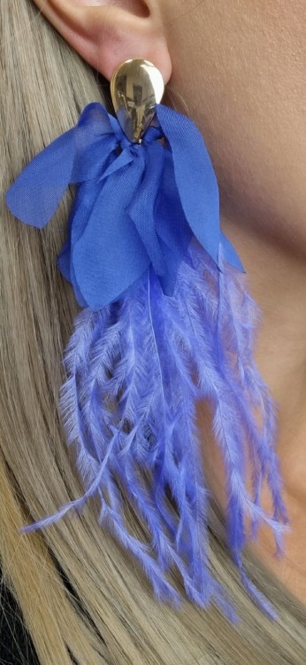 Kolczyki materiałowe z piórkami szafirowe