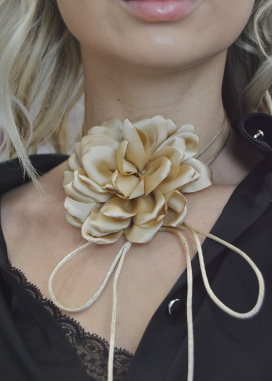 Naszyjnik choker wiązany kwiat beżowy