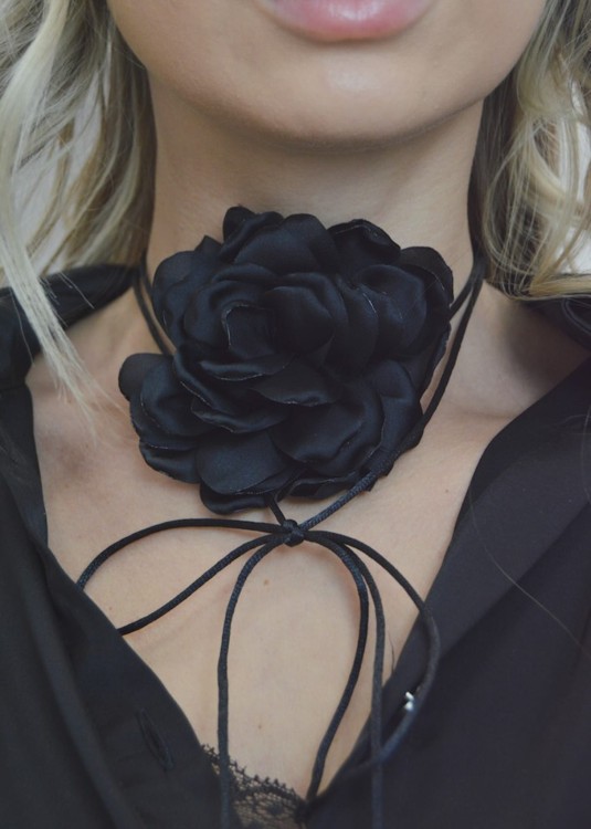 Naszyjnik choker wiązany kwiat czarny