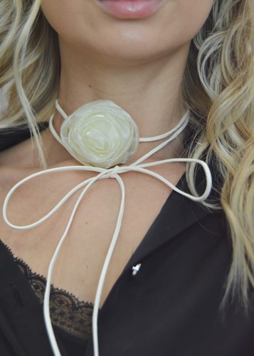 Naszyjnik choker wiązany kwiat ecru
