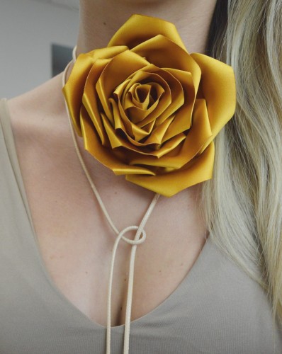 Naszyjnik choker wiązany kwiat musztardowy