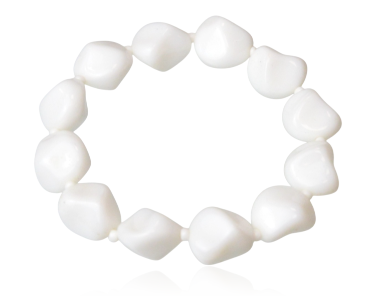 Bransoletka z białych koralików o nieregularnym kształcie